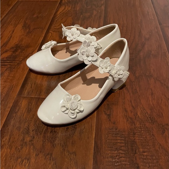 CSO - Girls White Dress Shoe, Size 1, Canadian Shoe Outlet - Picture 1 of 5